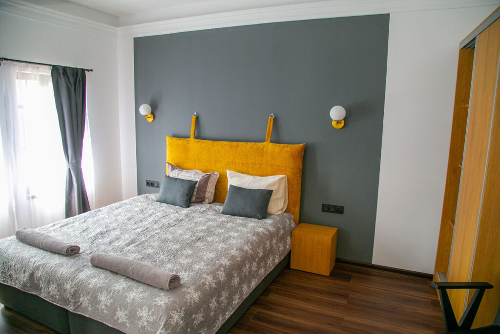 Снимка на „Соколови къщи“, Габрово – възрожденска къща с автентична фасада, уютен двор и ресторант с лятна градина.