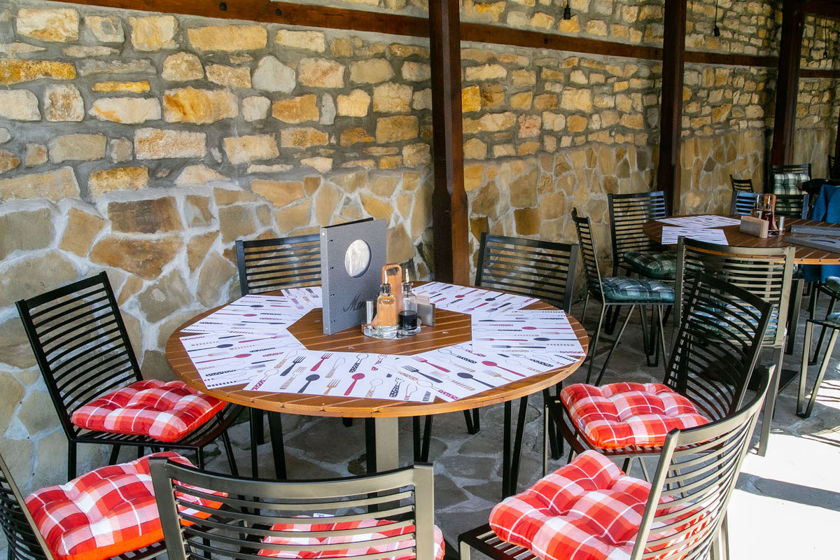 Снимка на ресторант „Соколови къщи“, Габрово – възрожденска къща с автентична фасада, уютен двор и ресторант с лятна градина.