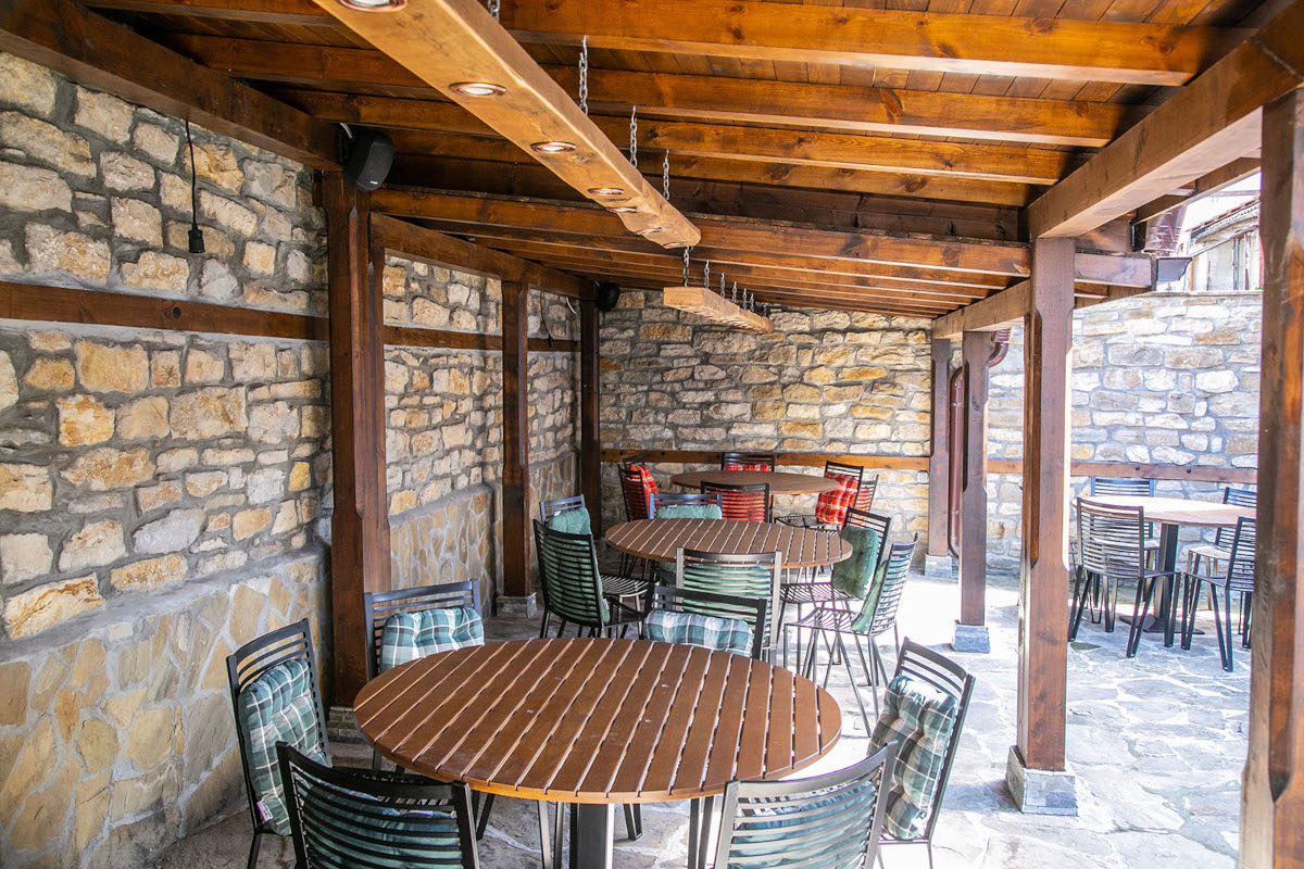 Снимка на ресторант „Соколови къщи“, Габрово – възрожденска къща с автентична фасада, уютен двор и ресторант с лятна градина.