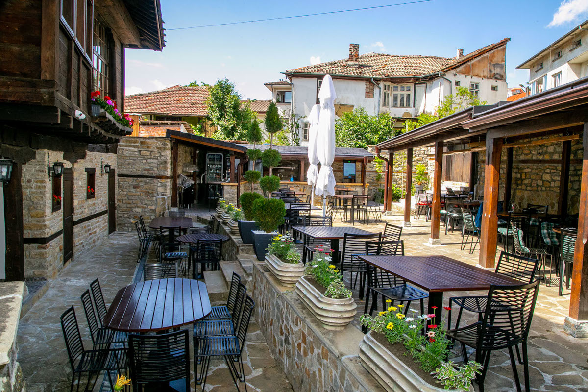 Снимка на ресторант „Соколови къщи“, Габрово – възрожденска къща с автентична фасада, уютен двор и ресторант с лятна градина.