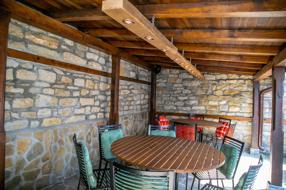 Снимка на ресторант „Соколови къщи“, Габрово – възрожденска къща с автентична фасада, уютен двор и ресторант с лятна градина.