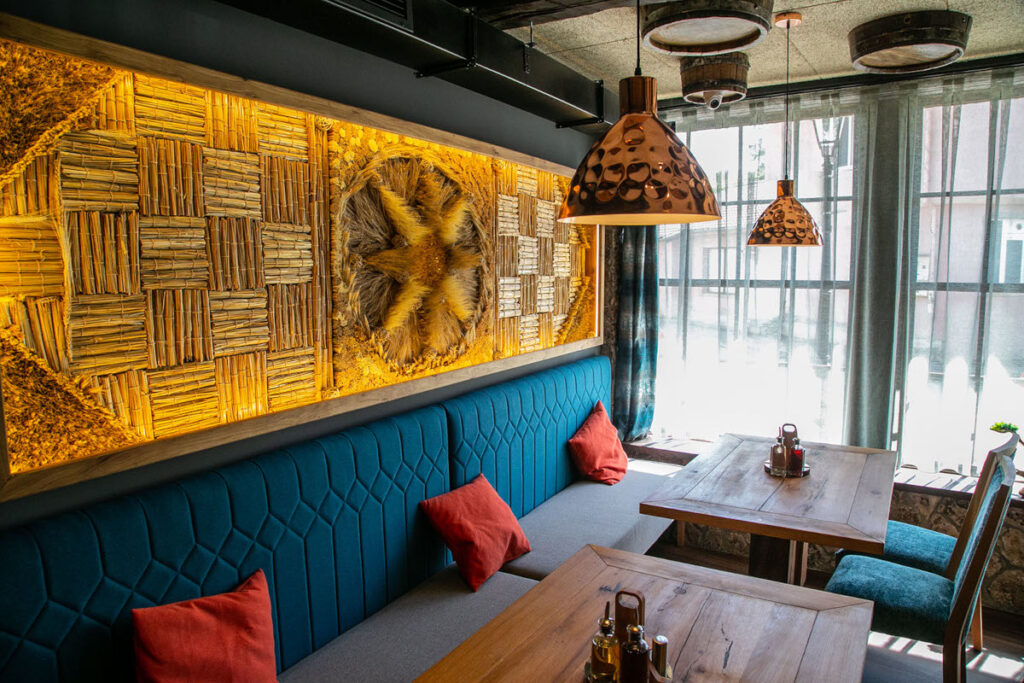 Снимка на ресторант „Соколови къщи“, Габрово – възрожденска къща с автентична фасада, уютен двор и ресторант с лятна градина.