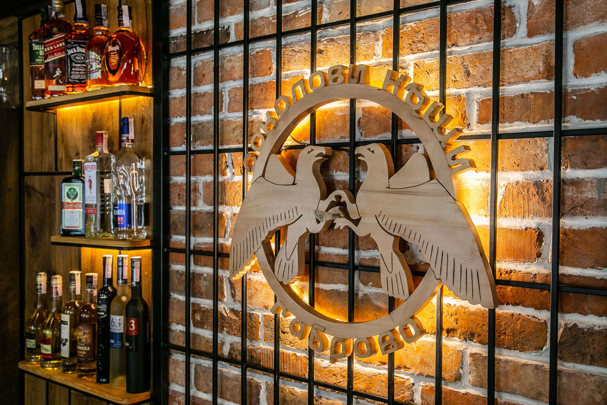 Снимка на ресторант „Соколови къщи“, Габрово – възрожденска къща с автентична фасада, уютен двор и ресторант с лятна градина.