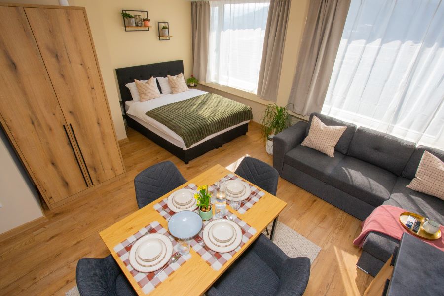 Снимка на студио за гости „Балкан“, Габрово – модерно студио с панорама към града, общината и върховете Шипка и Бузлуджа.