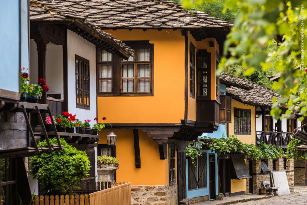 Регионален етнографски музей на открито „Етър“ – занаятчийската чаршия, действащи водни съоръжения и възрожденска архитектура край река Янтра.