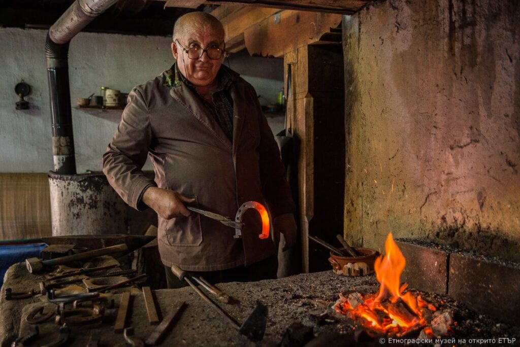 Регионален етнографски музей на открито „Етър“ – занаятчийската чаршия, действащи водни съоръжения и възрожденска архитектура край река Янтра.