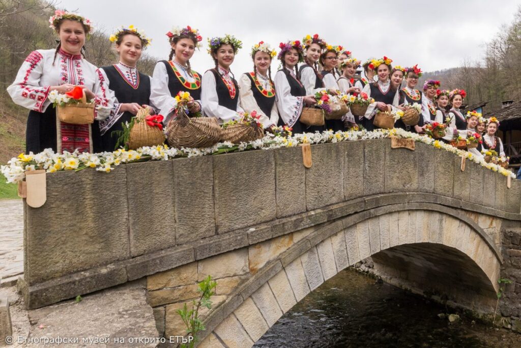 Регионален етнографски музей на открито „Етър“ – занаятчийската чаршия, действащи водни съоръжения и възрожденска архитектура край река Янтра.