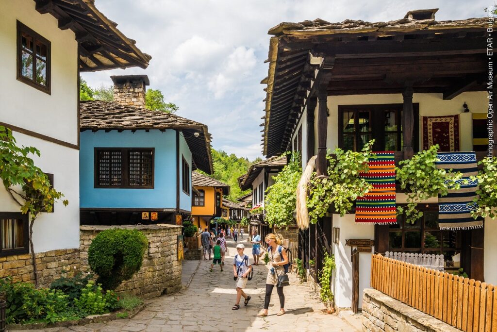 Регионален етнографски музей на открито „Етър“ – занаятчийската чаршия, действащи водни съоръжения и възрожденска архитектура край река Янтра.