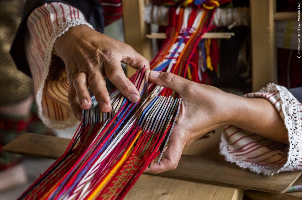 Регионален етнографски музей на открито „Етър“ – занаятчийската чаршия, действащи водни съоръжения и възрожденска архитектура край река Янтра.