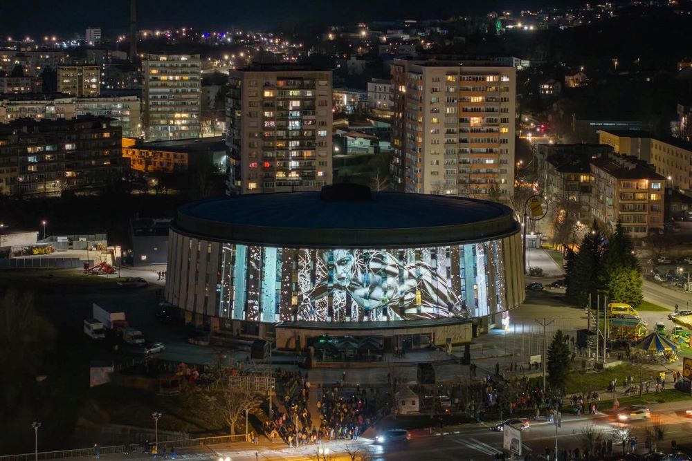 Portal събитие с видео мапинг върху фасадата на зала Орловец в Габрово през нощта – снимка на осветената сграда