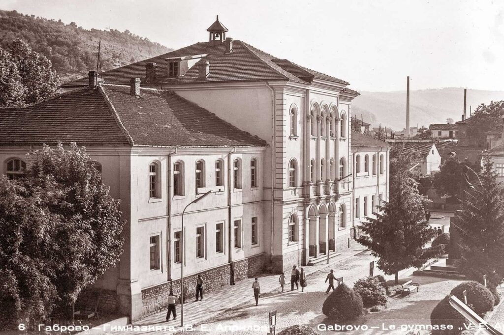Стара архивна снимка на Национална Априловска гимназия в Габрово, историческа фасада на училищната сграда и улицата пред нея