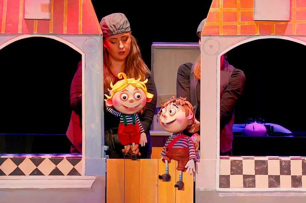 Сцена от спектакъла „Макс и Мориц“ в Държавен куклен театър, с куклите на двамата герои и актьори на сцената