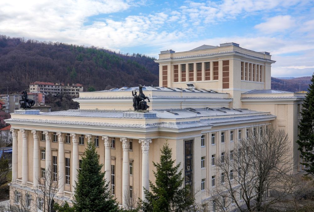 Панорамна гледка към сградата на Дом на културата „Емануил Манолов“, Габрово – външна снимка.