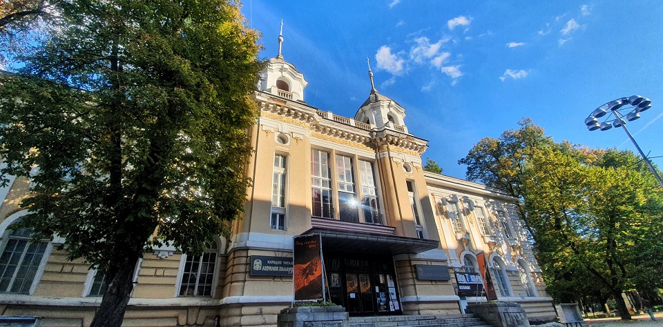 Сградата на НЧ „Априлов-Палаузов“ и Драматичен театър „Рачо Стоянов“ в Габрово, външен изглед към фасадата на културния комплекс сред дървета