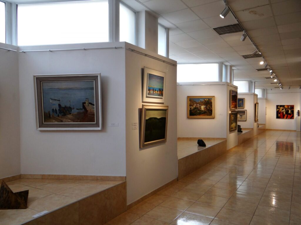 Галерийно пространство с картини в Художествена галерия „Христо Цокев“ в Габрово, вътрешен изглед