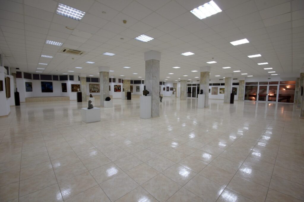 Интериор на Художествена галерия „Христо Цокев“ в Габрово, изложбена зала със скулптури, картини и просторен експозиционен салон