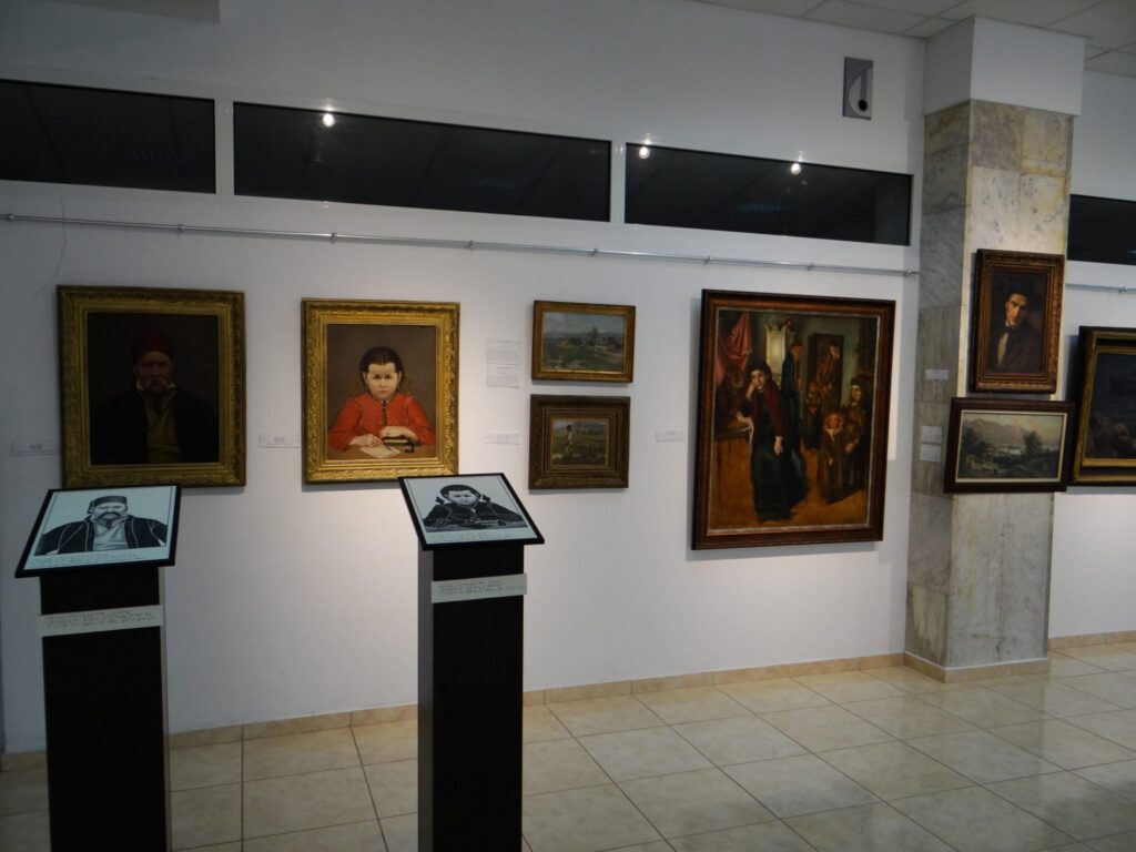 Експозиция с портрети и живопис в Художествена галерия „Христо Цокев“ в Габрово, вътрешна снимка на художествена изложба