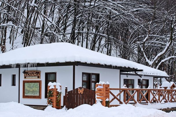 Зимен изглед към Център „Българка“ сред заснежена природа в Природен парк „Българка“