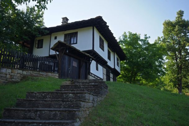 Стара възрожденска къща сред зеленина и каменни стъпала в МАИР Боженци
