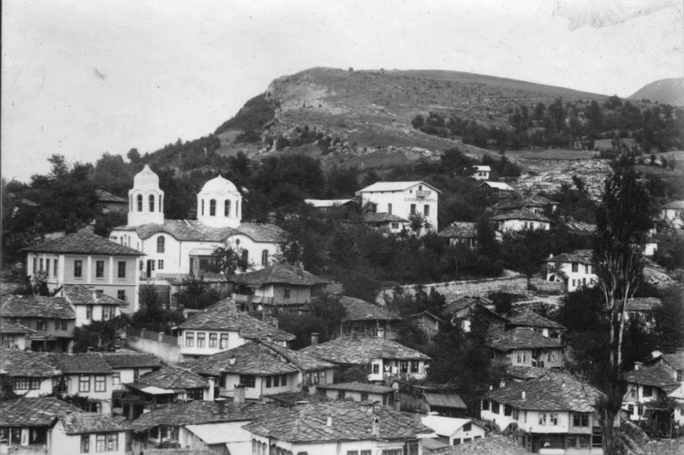 Стар изглед към Габрово с църква, възрожденски къщи и хълмове