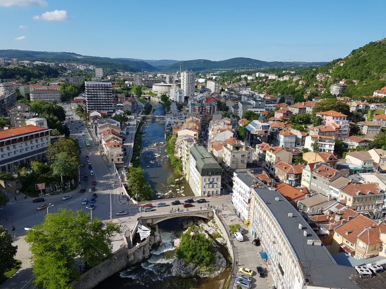 Панорамна гледка към центъра на Габрово, река Янтра и околните хълмове