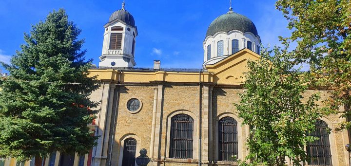 Храм „Света Троица“ в Габрово с купол, камбанария и зелени дървета
