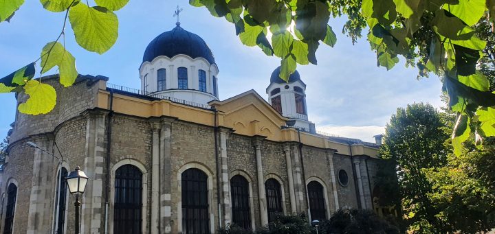 Страничен изглед към храм „Света Троица“ в Габрово сред зеленина
