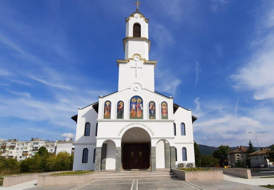 Фасада на храм „Св. Онуфрий, Дамаскин и всех мучеников Габровских“ в Габрово