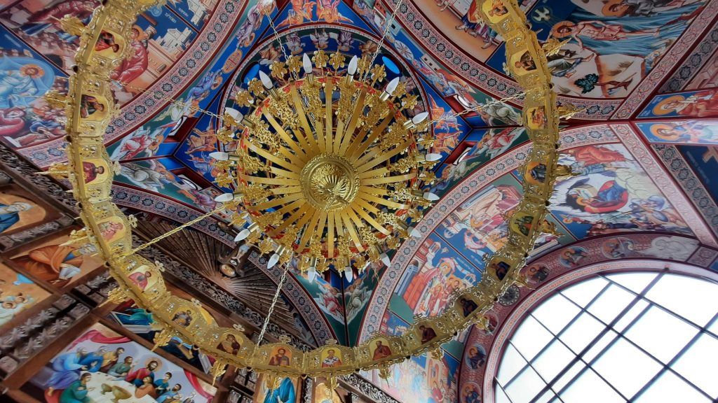 Интериор на храм „Св. Онуфрий, Дамаскин и всех мучеников Габровских“ със стенописи и голям полилей