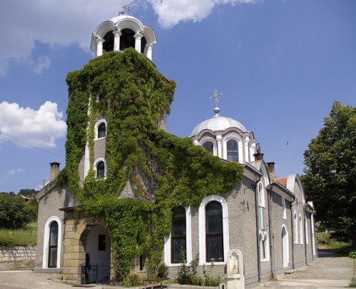 Храм „Св. Йоан Предтеча“ с камбанария, покрита със зеленина