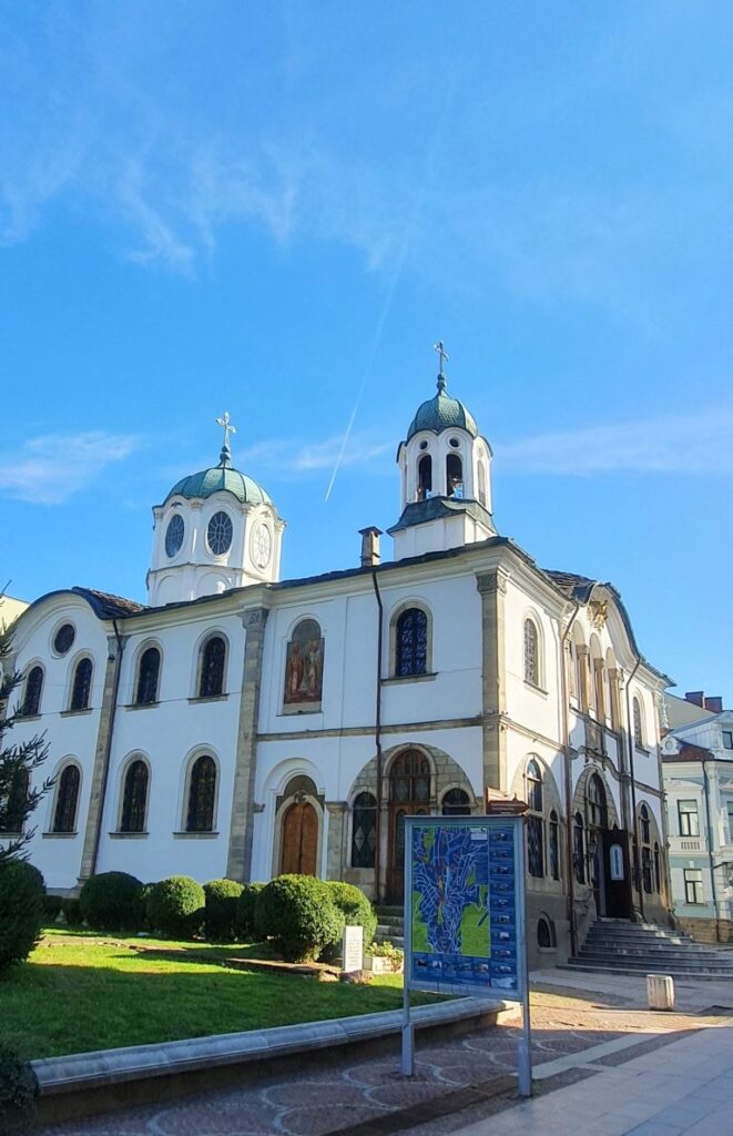 Общ изглед към храм „Успение на Пресвета Богородица“ в центъра на Габрово