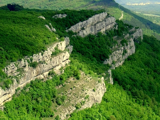 Скални образувания и зелени букови гори в местността Витата стена